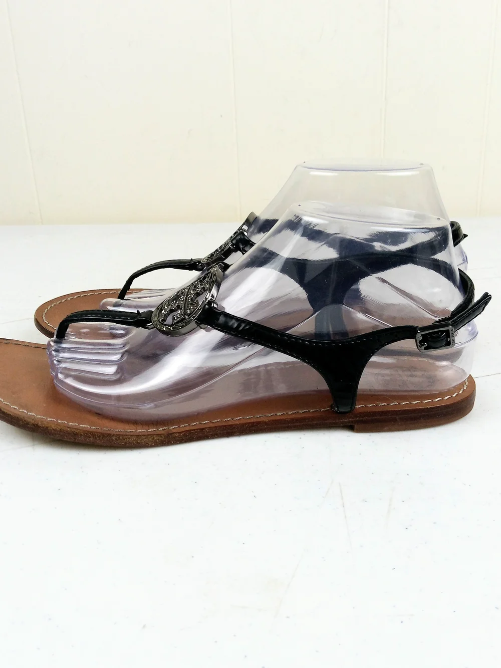 Tory Burch Thong Sandals Size 9.5 Black Patent Leather Large Rhinestone Logo